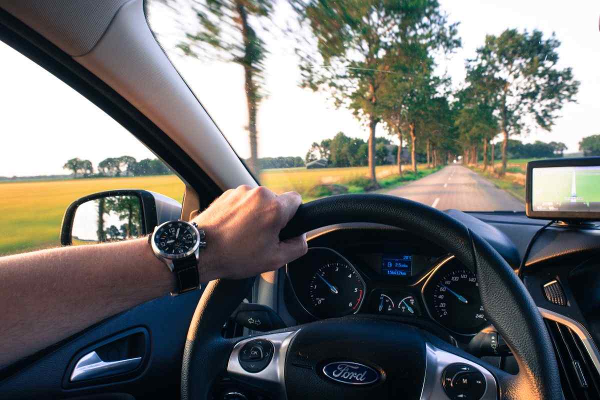 Alla guida di un'auto in campagna