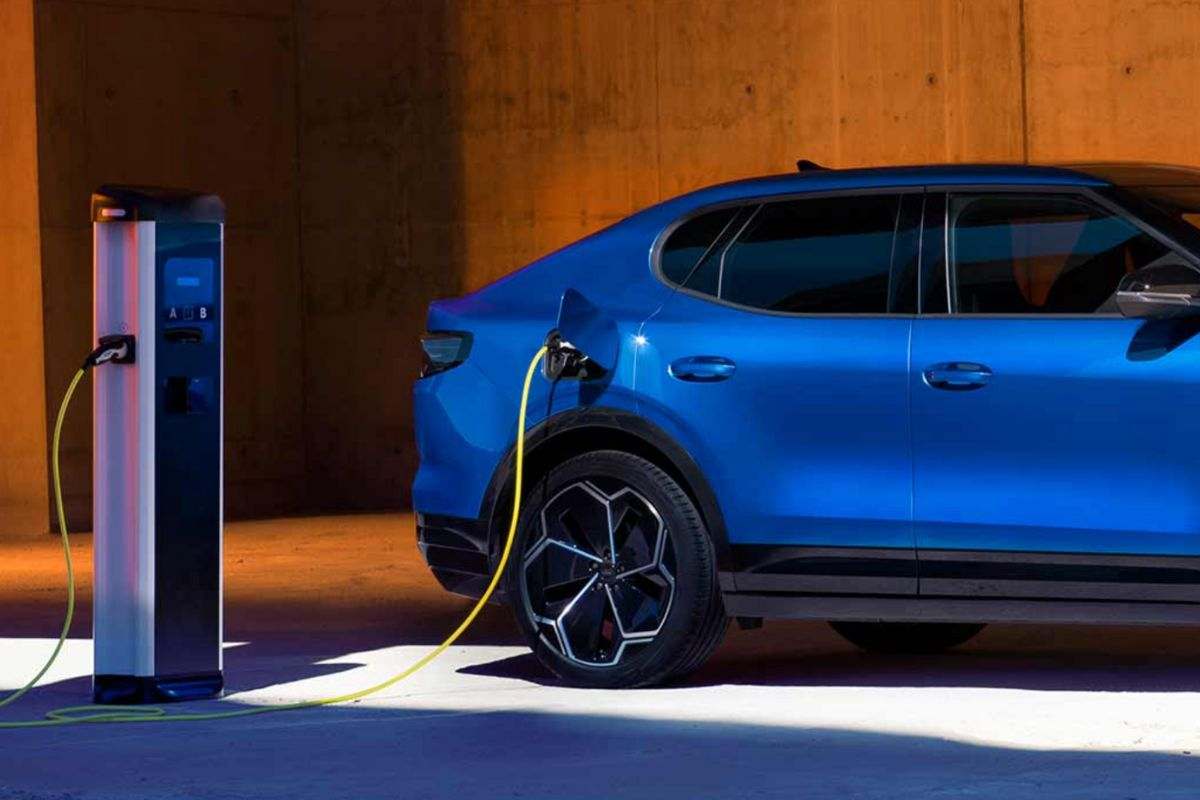 Auto Ford elettrica in ricarica