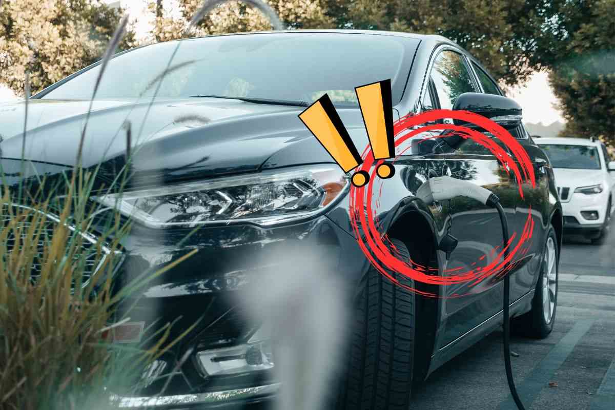 Auto elettrica in carica alla colonnina