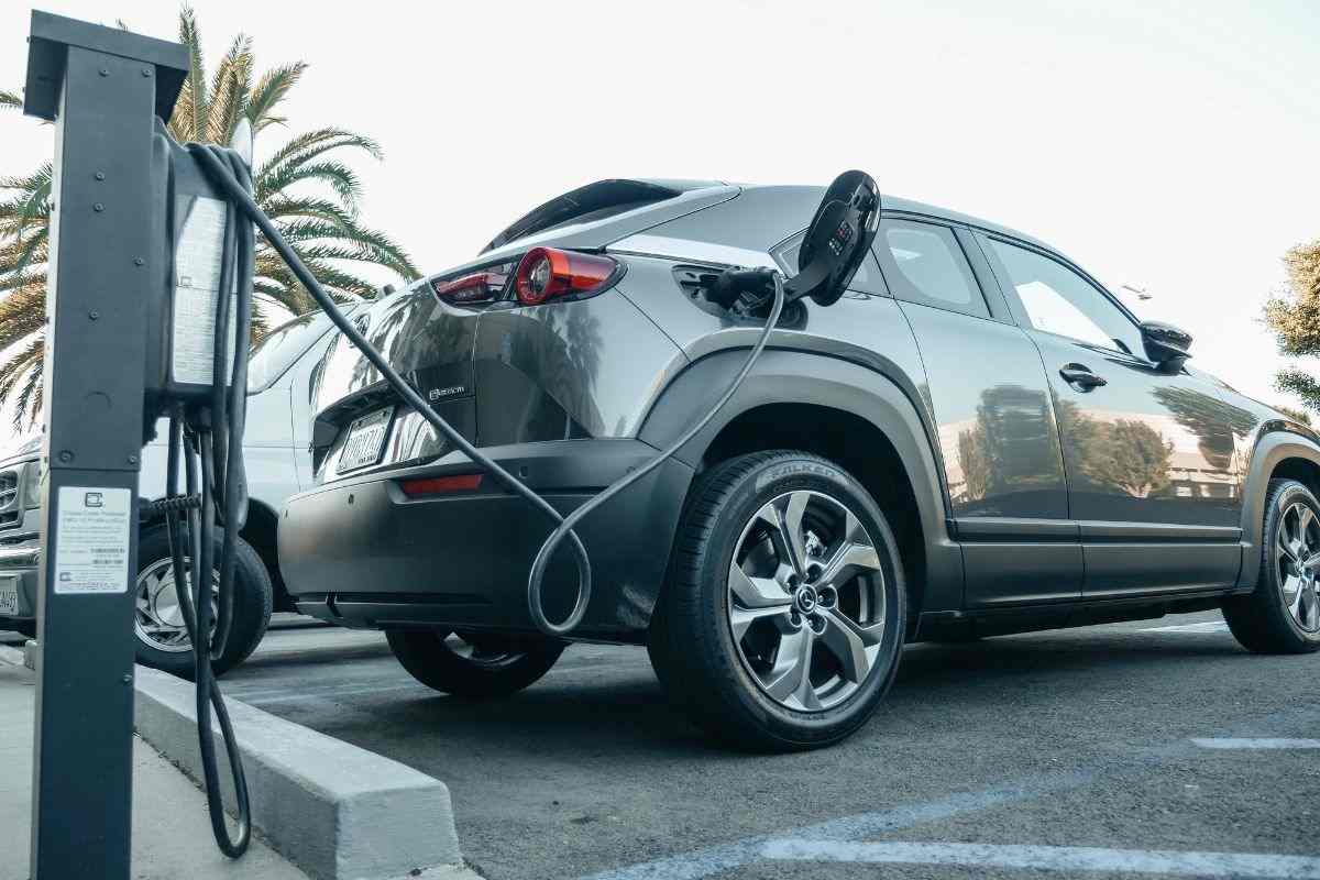 Auto elettrica in ricarica