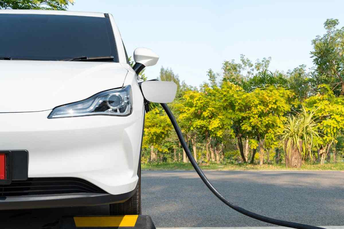 Auto elettrica in ricarica