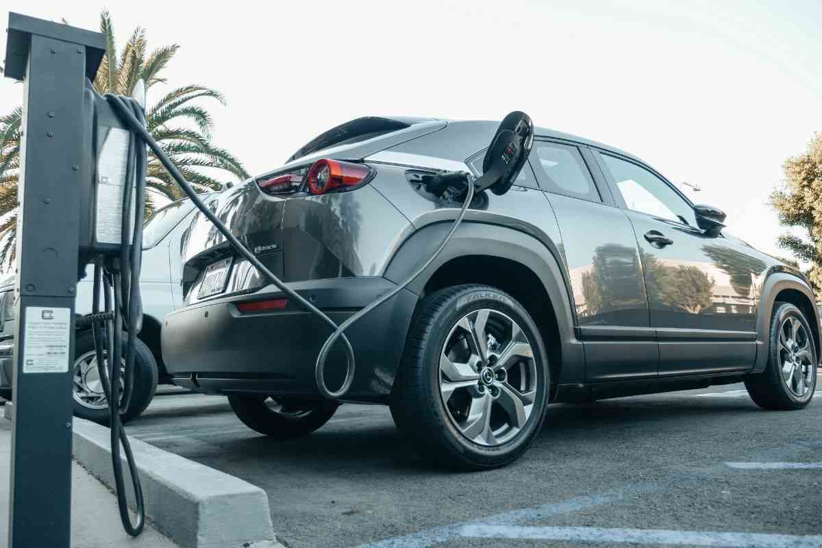Auto elettrica in ricarica