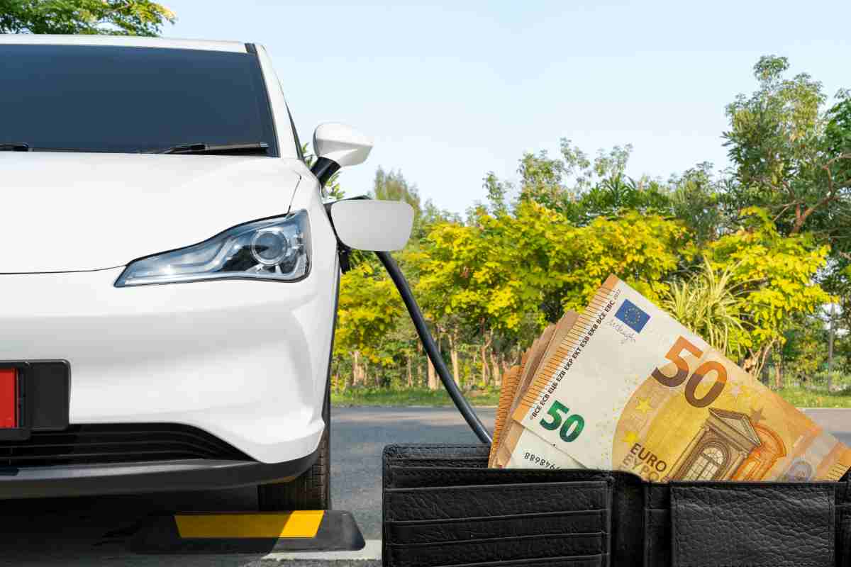 Auto elettrica in fase di ricarica e soldi