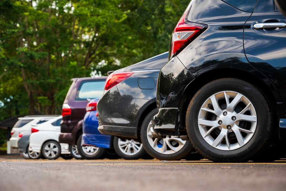 Auto parcheggiate in fila