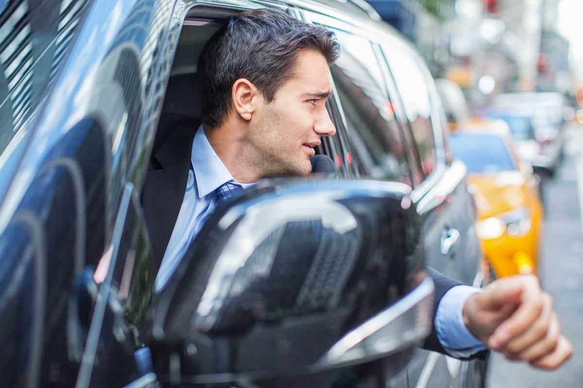Automobilista nel traffico