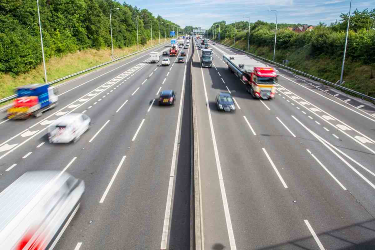 Autostrada abbastanza affollata di veicoli