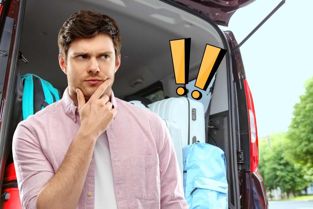 Bagagliaio dell'auto pieno di valigie