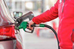 Un uomo che fa rifornimento alla propria auto