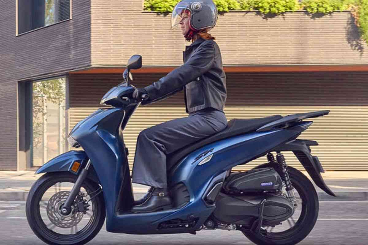 Donna in sella allo scooter SH