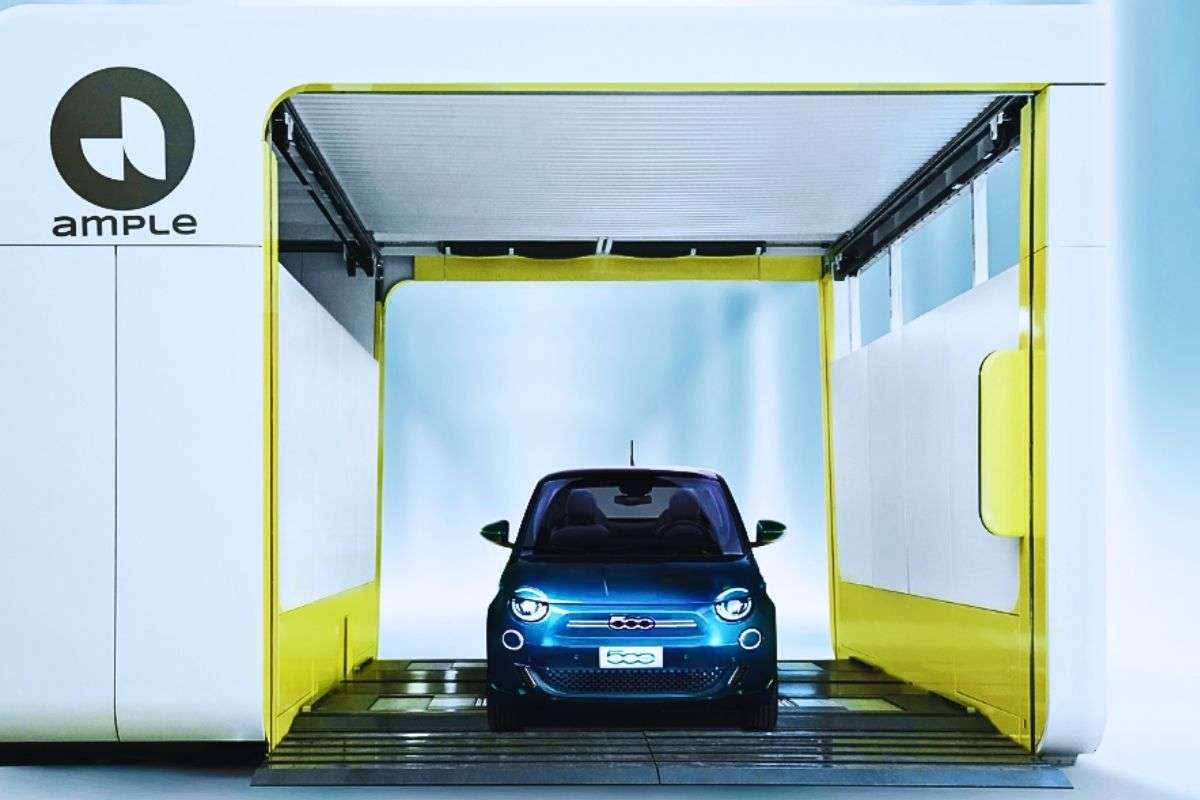Fiat 500 alla stazione di ricarica Ample