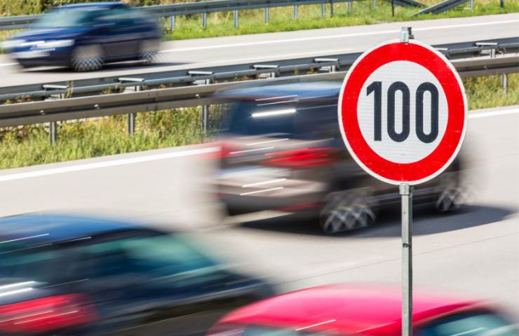 Limite di velocità a 100 km/h