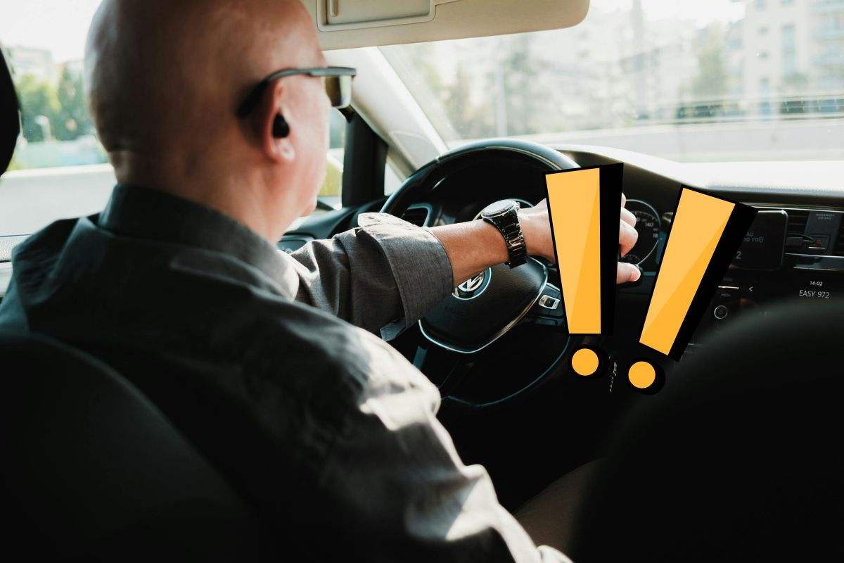 Guidatore si mette al volante