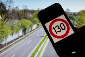 Un limite di velocità a 130 km/h