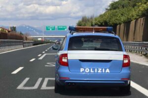 Un'auto della polizia