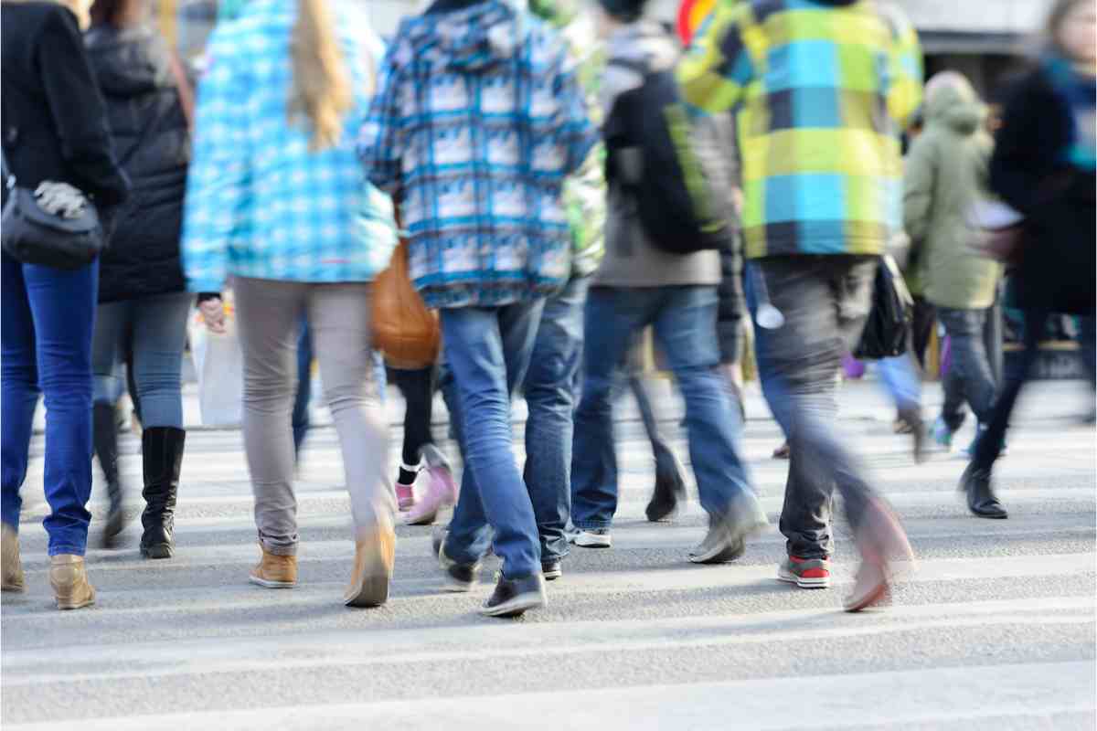 Pedoni che attraversano la strada