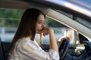 Una donna alla guida di un'auto