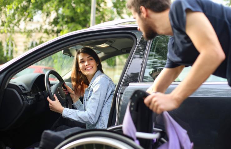 Una ragazza disabile alla guida