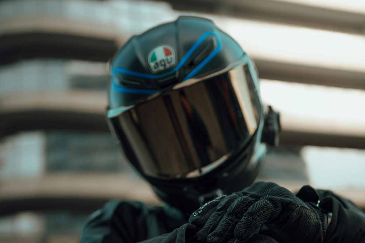 motociclista col casco in testa