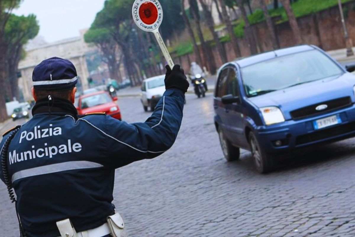 Polizia ferma automobili in città