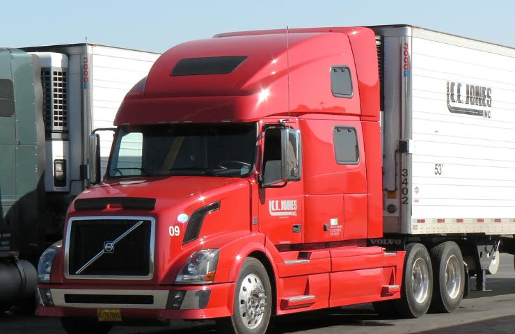 Dei camion parcheggiati