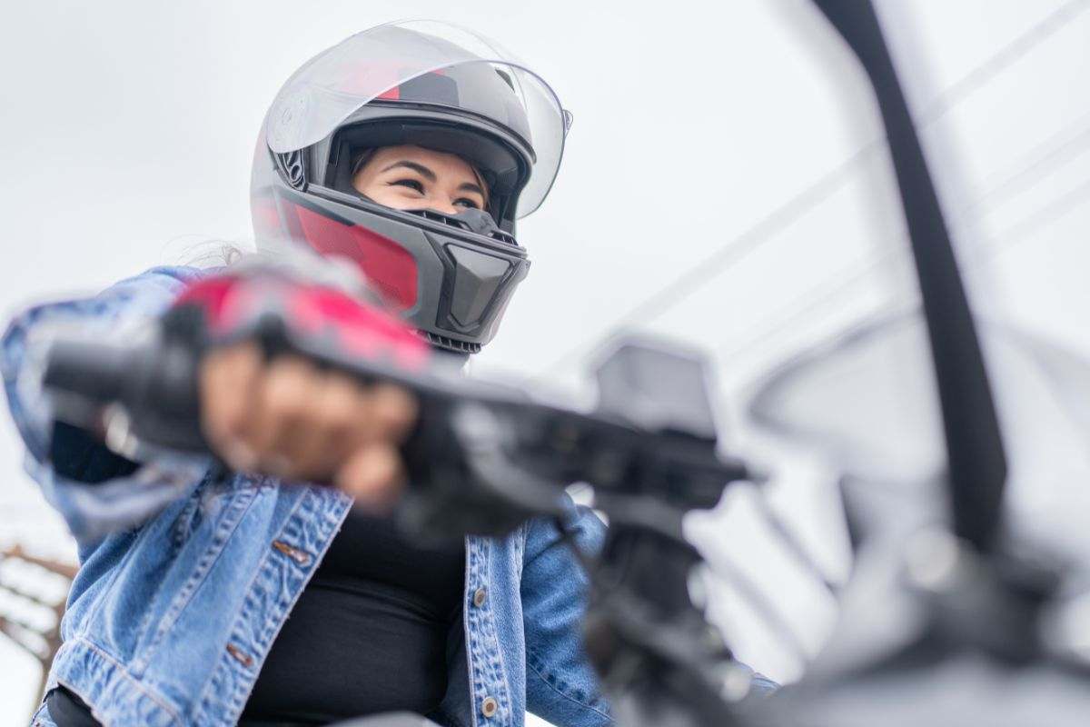 Ragazza guida una moto