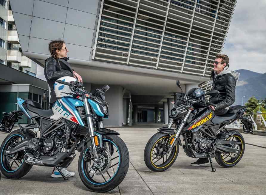 Ragazzi in sella alle loro Voge Brivido 125R