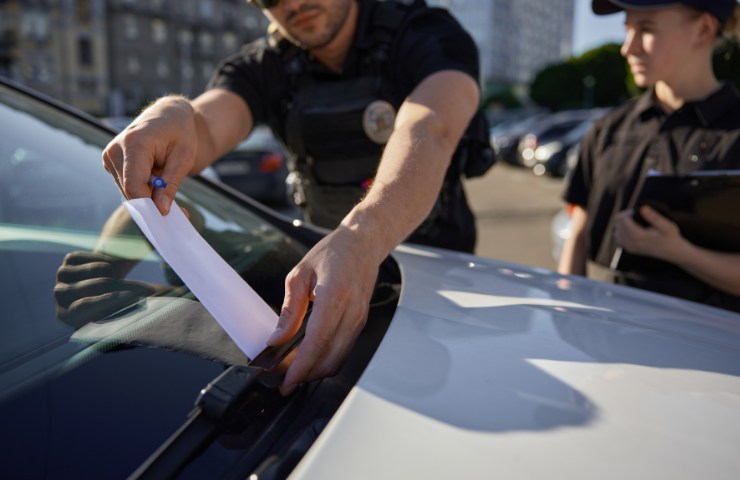 Forze dell'ordine che comminano una multa
