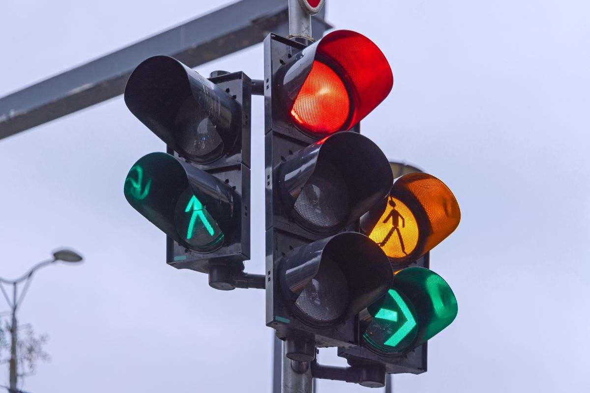 Semaforo in un incrocio in città