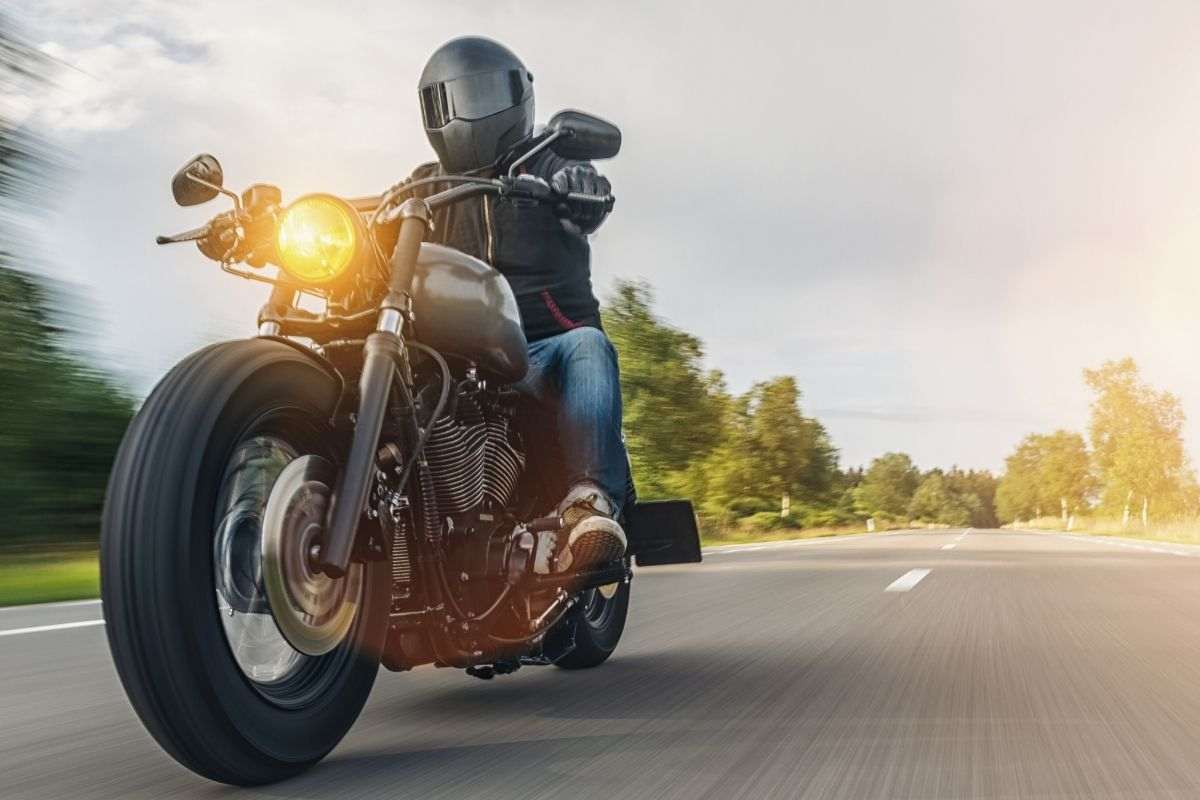 Uomo in sella alla sua moto