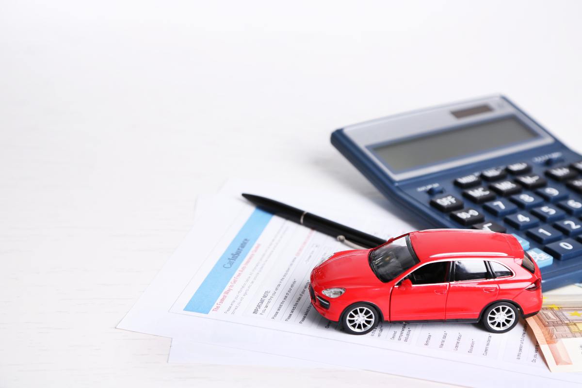 modellino auto e documento assicurativo
