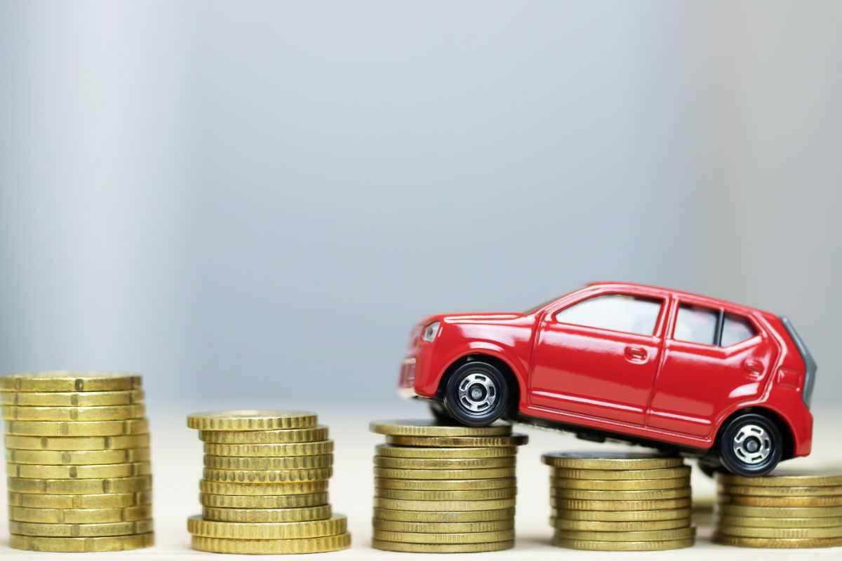 modellino di auto e monete
