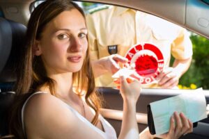 donna fermata per un controllo in auto