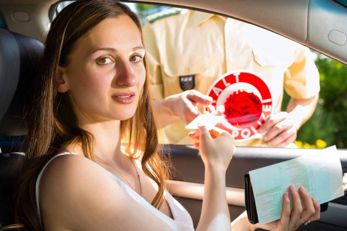 donna fermata per un controllo in auto