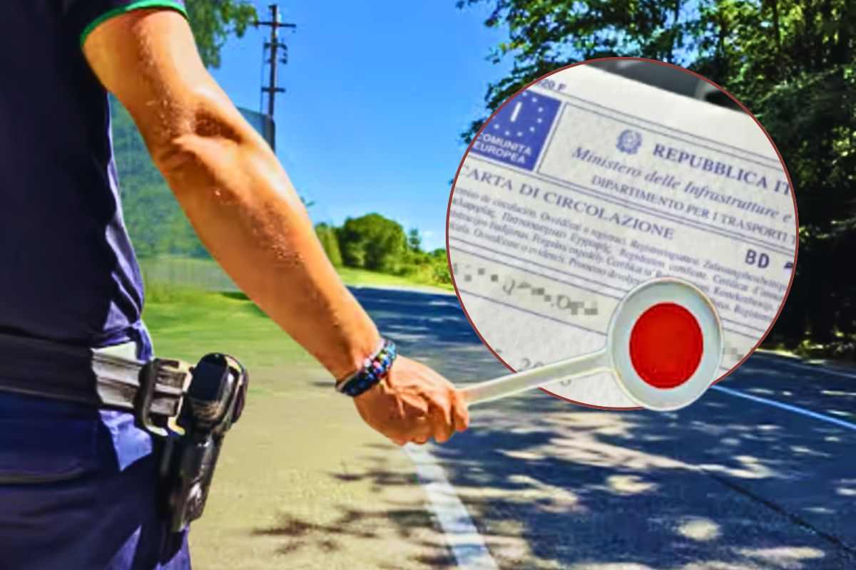 Agente ferma automobilisti in strada