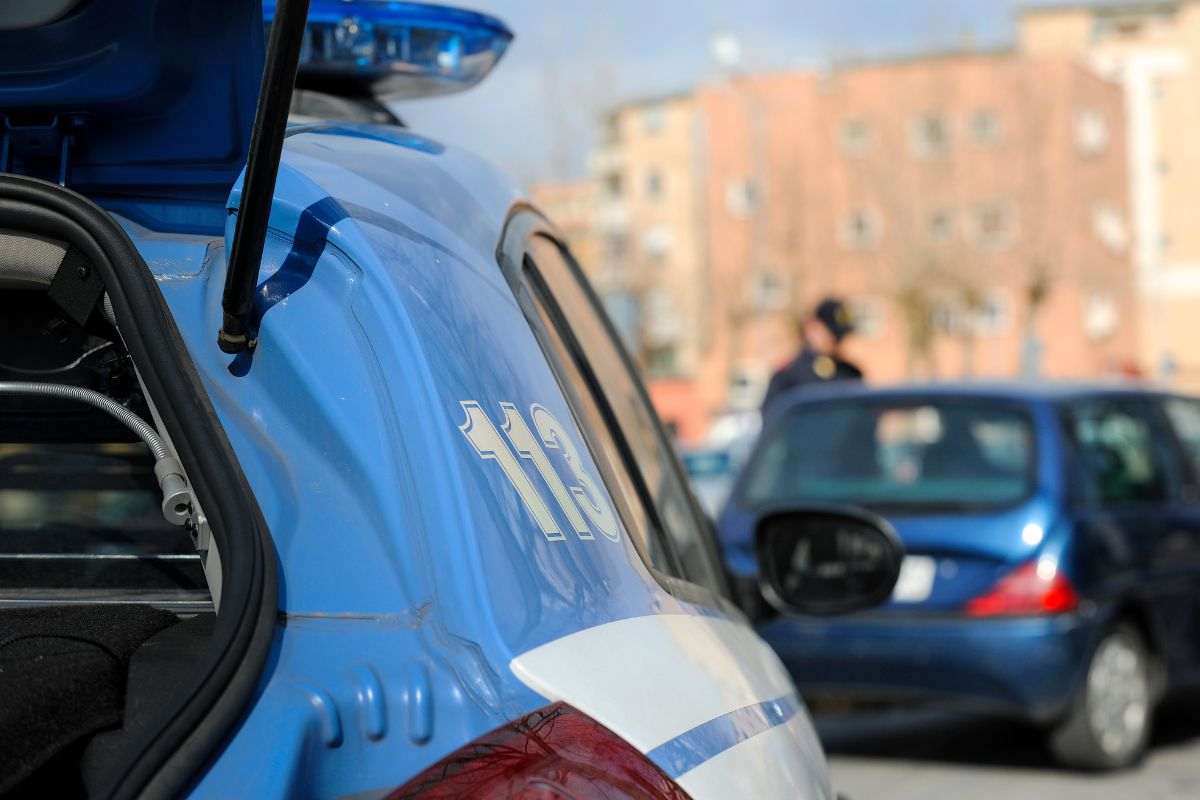Agenti controllano automobilisti