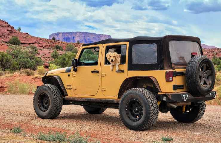 Una Jeep Wrangler gialla