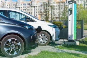 Due auto elettriche durante la ricarica