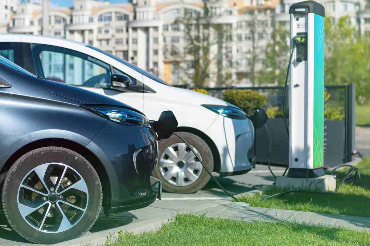 Due auto elettriche durante la ricarica