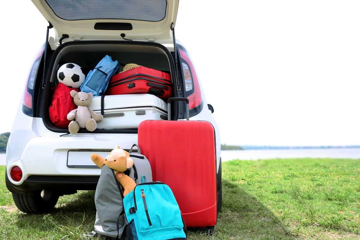 Auto colma di valigie e accessori