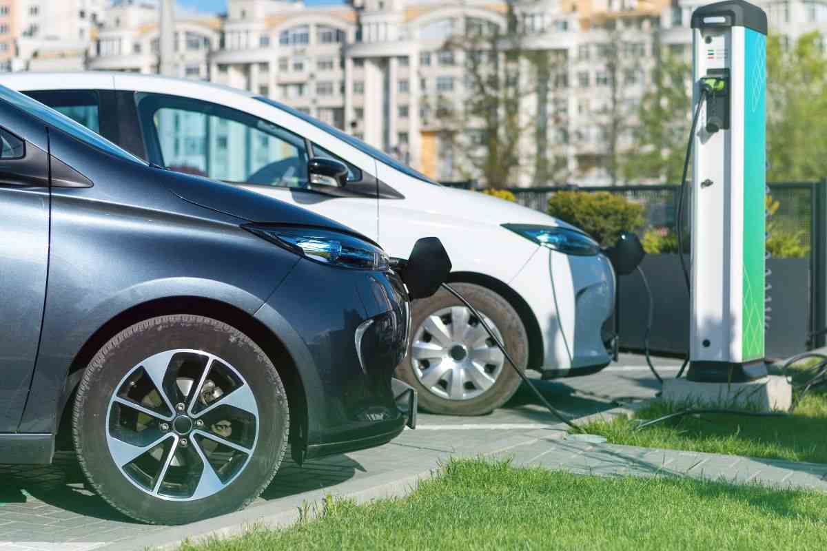 Auto elettriche in carica alla colonnina