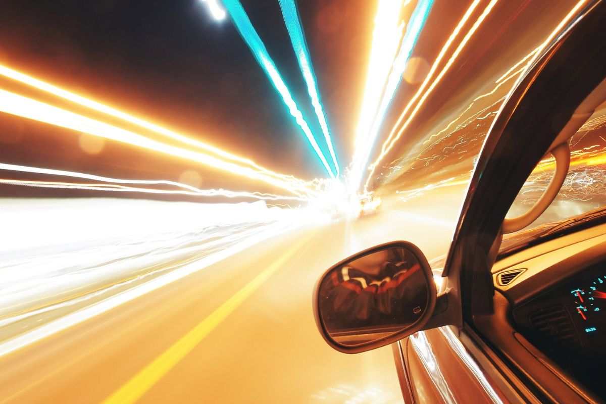 Auto lanciata ad alta velocità