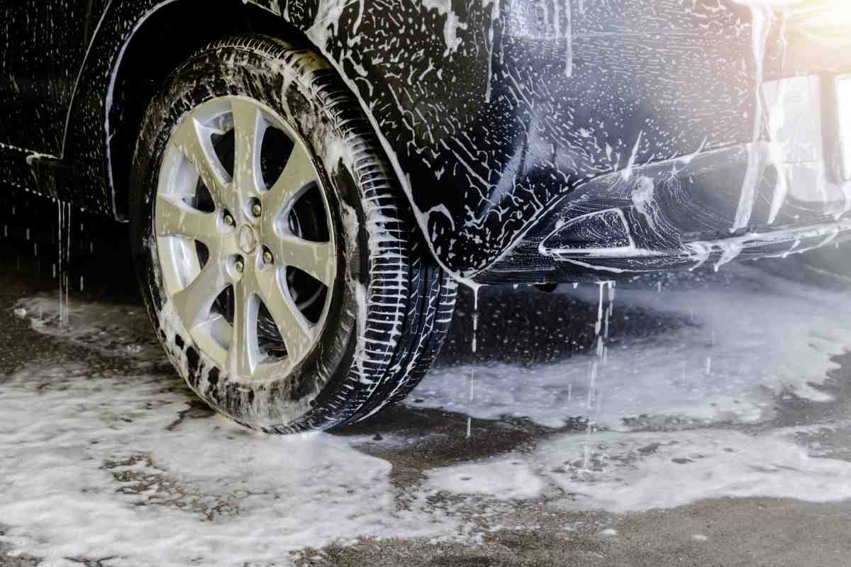 Auto porta all'autolavaggio piena di sapone