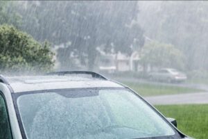Auto sotto la pioggia