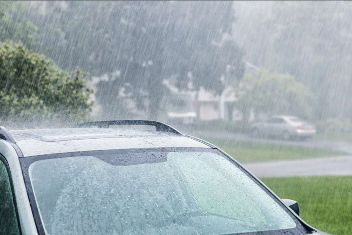 Auto sotto la pioggia