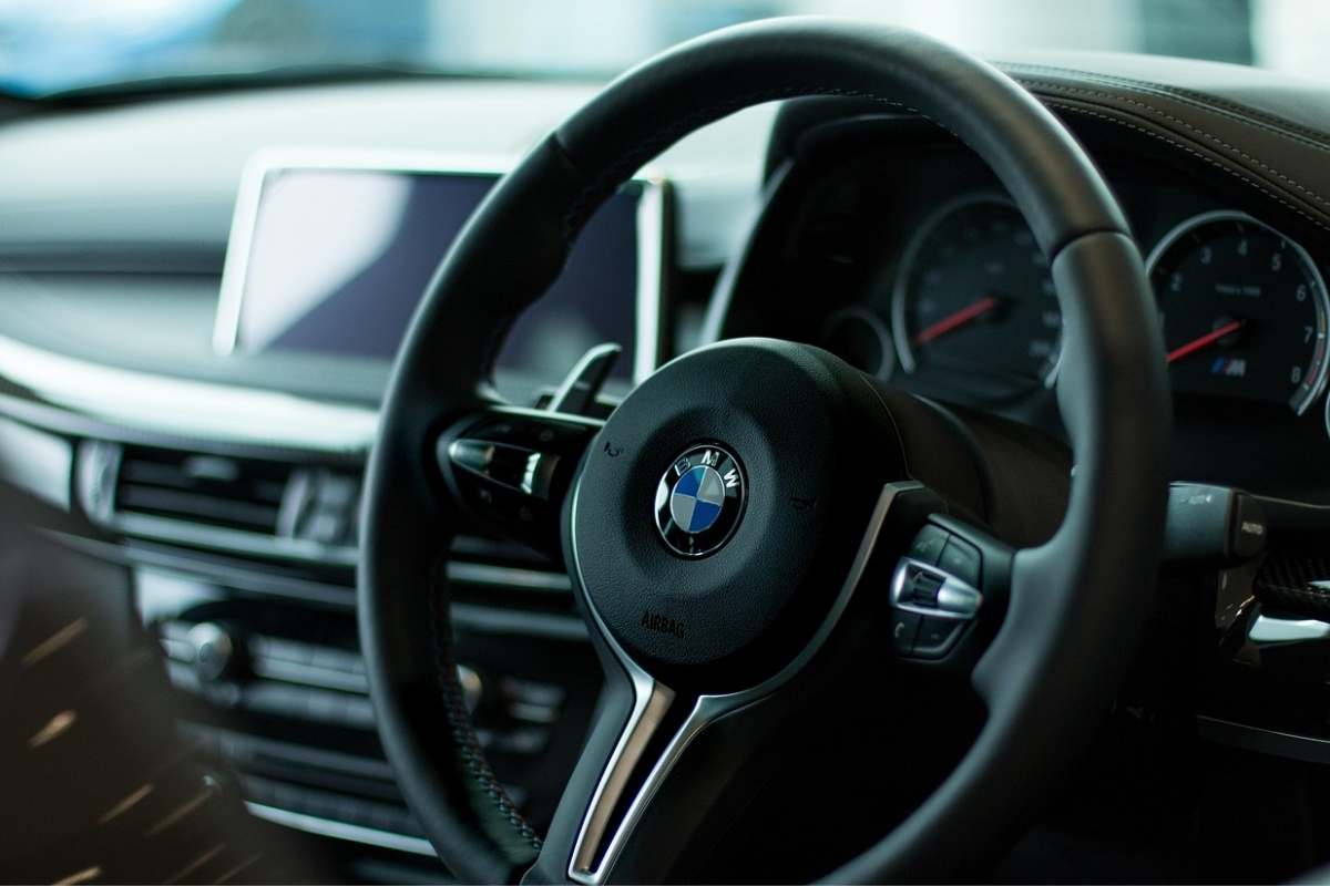 Il volante di un'auto