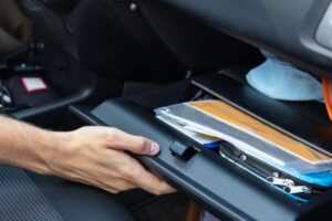 Automobilista cerca documenti in auto