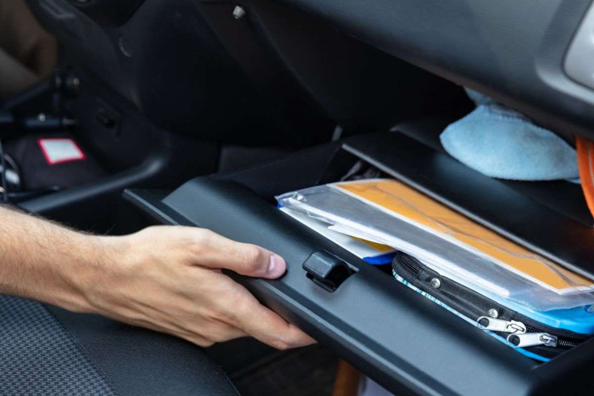 Automobilista cerca documenti in auto