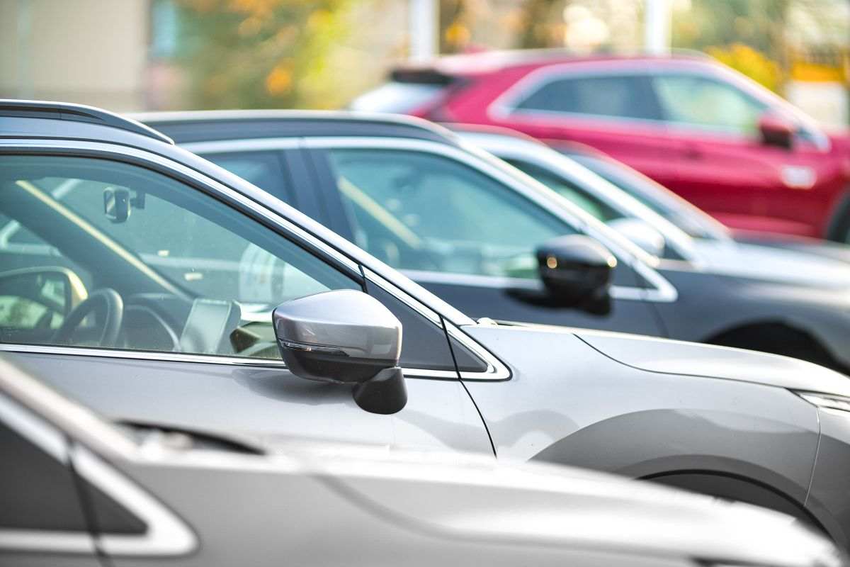 Autosalone con automobili usate