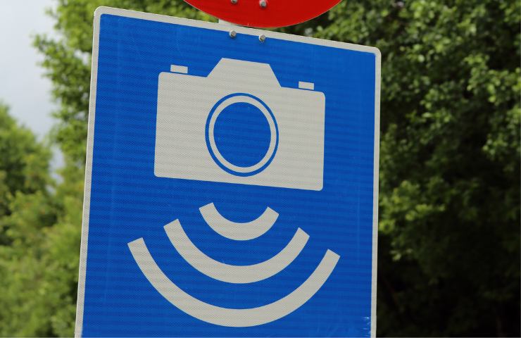 Un cartello che raffigura un autovelox