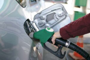 Un uomo che fa il pieno di carburante